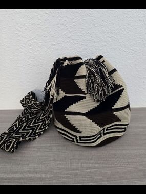 Wayuu Mochila Bag Handwoven Geometric Crossbody Boho Bucket Bag Neutral